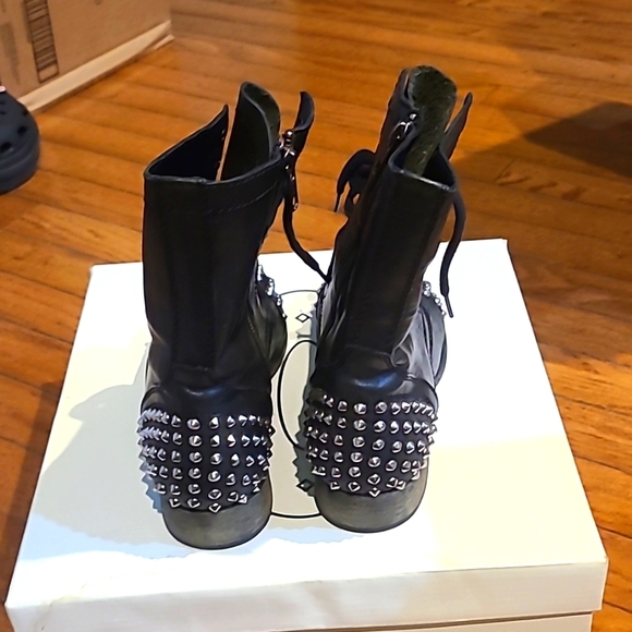 Steve Madden black studded combat boots. Sz 6.  Really good used condition! - Picture 4 of 5